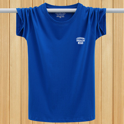 Lühikeste varrukate ja mitmes värvitoonis kirjaga meeste T-särk