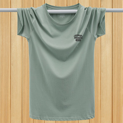 Lühikeste varrukate ja mitmes värvitoonis kirjaga meeste T-särk