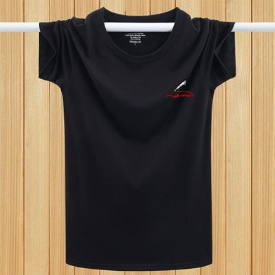 Lühikeste varrukate ja mitmes värvitoonis kirjaga meeste T-särk