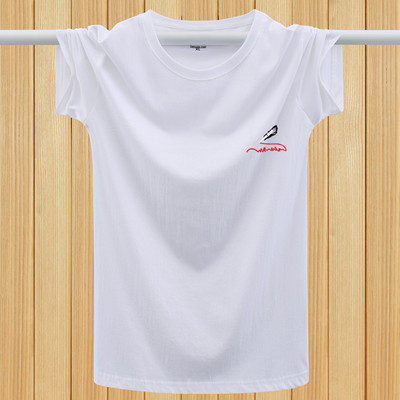 Lühikeste varrukate ja mitmes värvitoonis kirjaga meeste T-särk