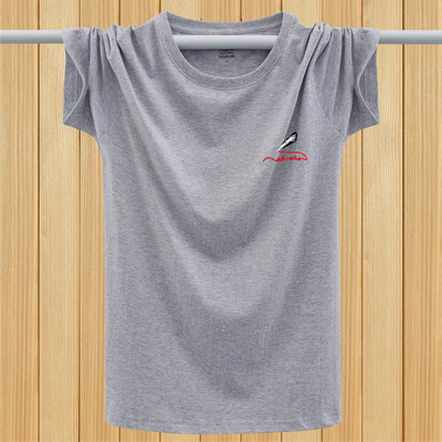 Lühikeste varrukate ja mitmes värvitoonis kirjaga meeste T-särk