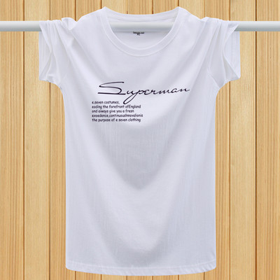 Lühikeste varrukate ja mitmes värvitoonis kirjaga meeste T-särk