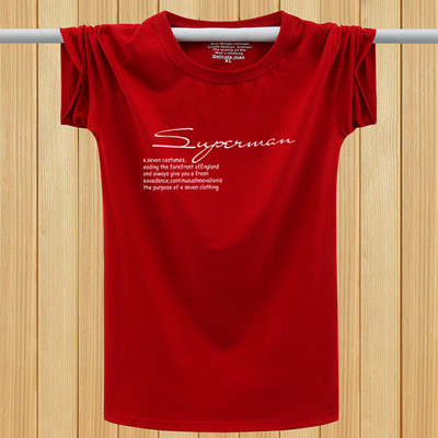 Lühikeste varrukate ja mitmes värvitoonis kirjaga meeste T-särk