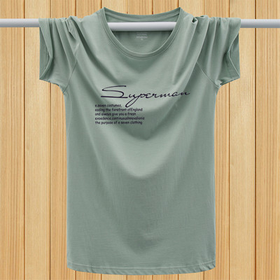 Lühikeste varrukate ja mitmes värvitoonis kirjaga meeste T-särk