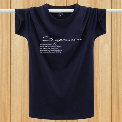 Lühikeste varrukate ja mitmes värvitoonis kirjaga meeste T-särk