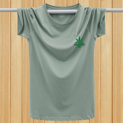 Lühikeste varrukate ja mitmes värvitoonis kirjaga meeste T-särk