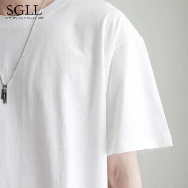 Мъжка изчистена тениска с обло деколте и къси ръкави