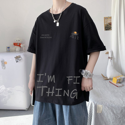 Ανδρικό μπλουζάκι με φαρδιά μοντέλα με τύπωμα και οβάλ λαιμόκοψη