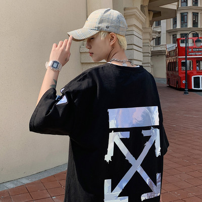 Meeste lai T-särk kirja ja aplikatsiooniga seljal