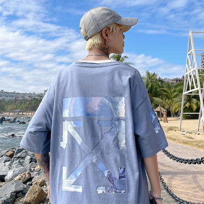 Meeste lai T-särk kirja ja aplikatsiooniga seljal