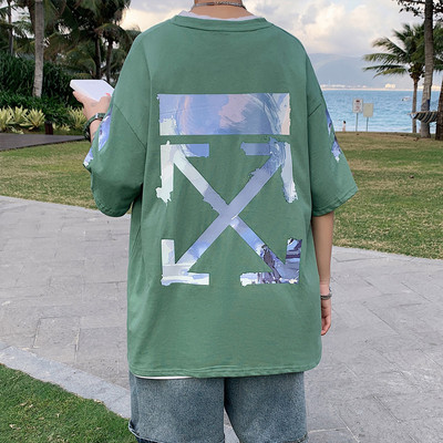 Meeste lai T-särk kirja ja aplikatsiooniga seljal