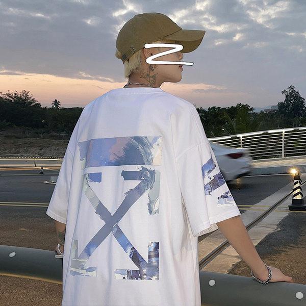 Meeste lai T-särk kirja ja aplikatsiooniga seljal