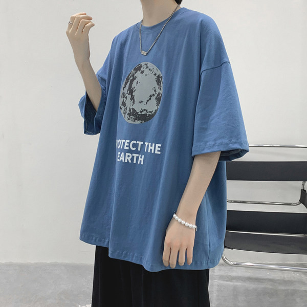 Casual meeste lai T-särk ovaalse dekoltee ja aplikatsiooniga