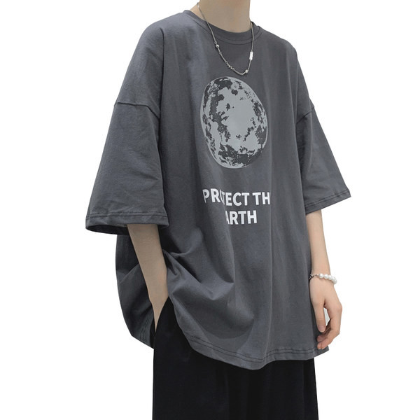 Casual meeste lai T-särk ovaalse dekoltee ja aplikatsiooniga