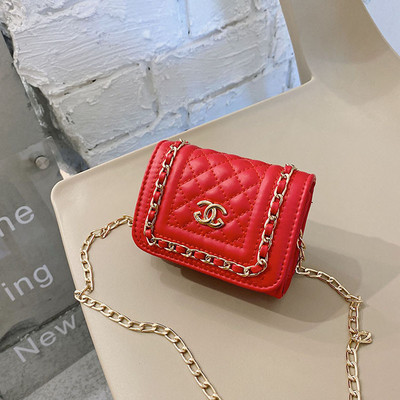 Elegantna dječja torba s dugom metalnom ručkom i kopčom