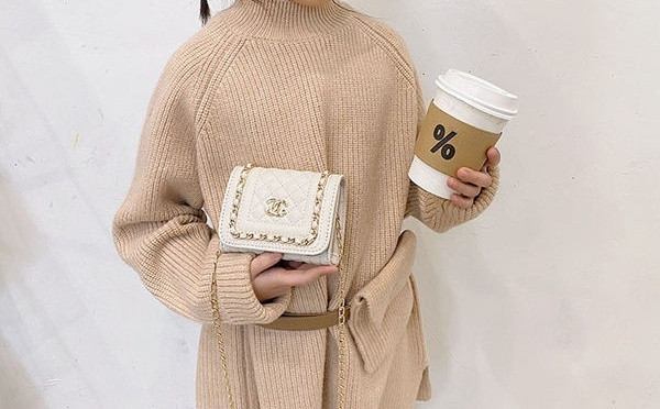 Elegantna dječja torba s dugom metalnom ručkom i kopčom