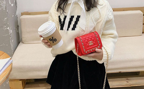 Elegantna dječja torba s dugom metalnom ručkom i kopčom