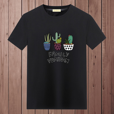 Ανδρικό μπλουζάκι με οβάλ λαιμόκοψη και απλικέ