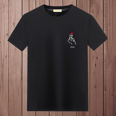 Ανδρικό μπλουζάκι με οβάλ λαιμόκοψη και απλικέ