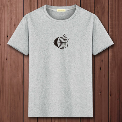 Ανδρικό μπλουζάκι με οβάλ λαιμόκοψη και απλικέ