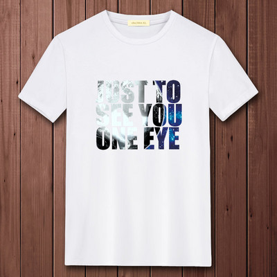 Ανδρικό μπλουζάκι με οβάλ λαιμόκοψη και απλικέ