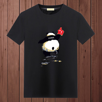 Ανδρικό μπλουζάκι με οβάλ λαιμόκοψη και απλικέ