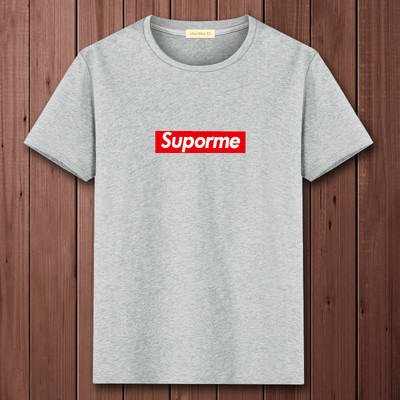 Ανδρικό μπλουζάκι με οβάλ λαιμόκοψη και απλικέ