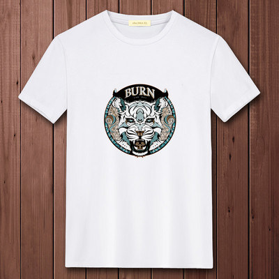 Ανδρικό μπλουζάκι με οβάλ λαιμόκοψη και απλικέ