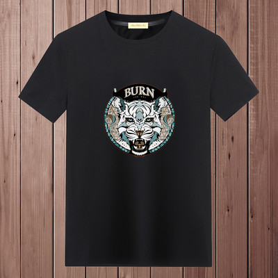 Ανδρικό μπλουζάκι με οβάλ λαιμόκοψη και απλικέ