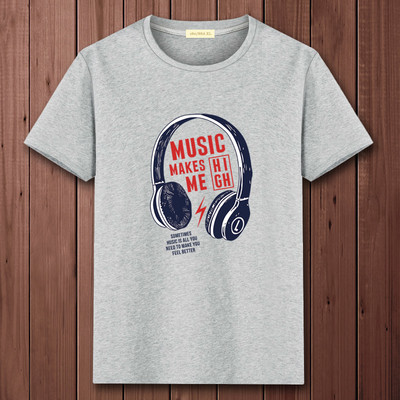 Ανδρικό μπλουζάκι με οβάλ λαιμόκοψη και απλικέ