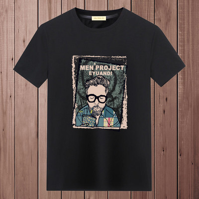 Ανδρικό μπλουζάκι με οβάλ λαιμόκοψη και απλικέ