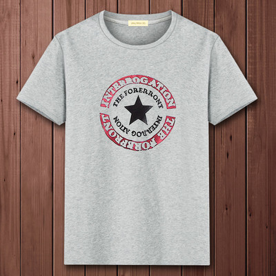 Ανδρικό μπλουζάκι με οβάλ λαιμόκοψη και απλικέ