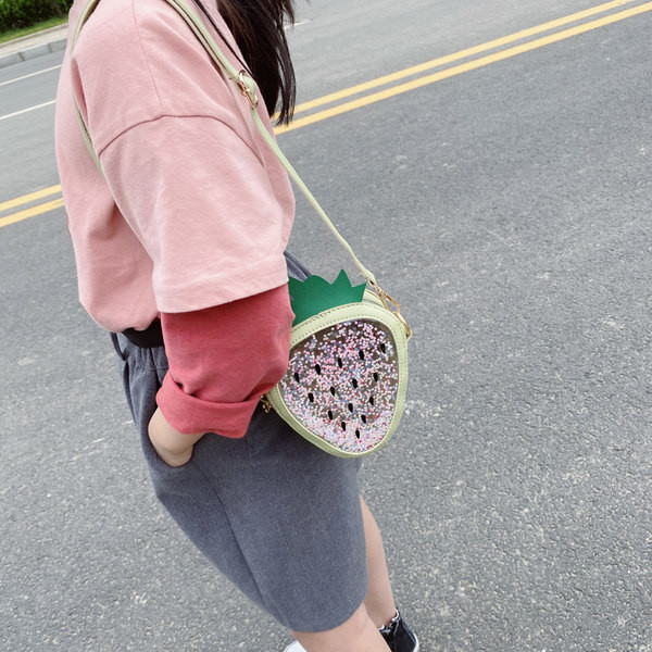 Praegune pika sangaga maasikakujuline lastekott