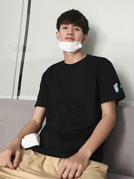 Meeste vabaaja t-särk tikandi ja ümara kaelusega