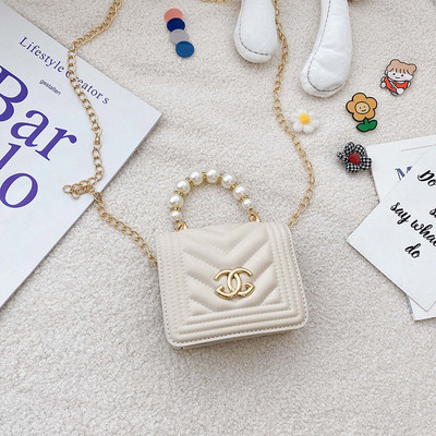 Šiuolaikinė vaikiška mini rankinė su sagtimi ir dekoratyviniais perlais