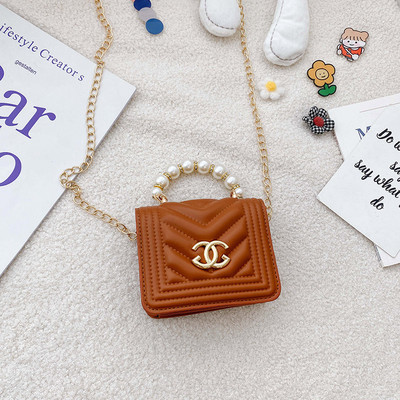 Šiuolaikinė vaikiška mini rankinė su sagtimi ir dekoratyviniais perlais