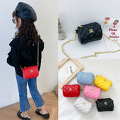 Μοντέρνα παιδική μίνι τσάντα με μακριά λαβή και αγκράφα