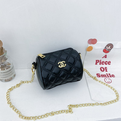 Μοντέρνα παιδική μίνι τσάντα με μακριά λαβή και αγκράφα