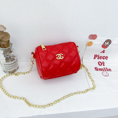 Μοντέρνα παιδική μίνι τσάντα με μακριά λαβή και αγκράφα