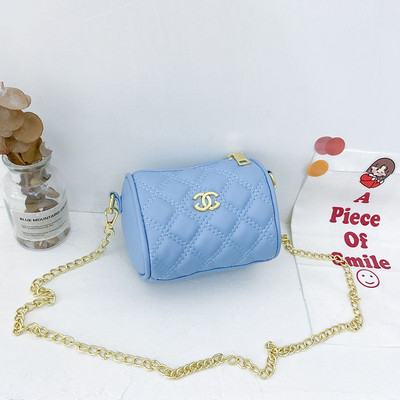 Μοντέρνα παιδική μίνι τσάντα με μακριά λαβή και αγκράφα