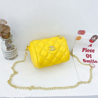 Μοντέρνα παιδική μίνι τσάντα με μακριά λαβή και αγκράφα