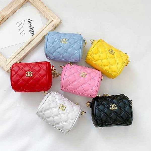 Μοντέρνα παιδική μίνι τσάντα με μακριά λαβή και αγκράφα