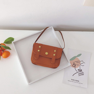 Стилна детска чанта изчистен модел с декоративни камъни