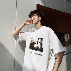 Ανδρικό μπλουζάκι με τύπωμα και κοντά μανίκια