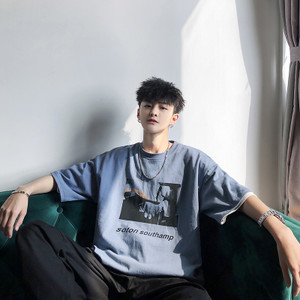 Ανδρικό μπλουζάκι με τύπωμα και κοντά μανίκια