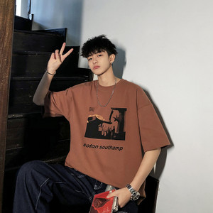 Ανδρικό μπλουζάκι με τύπωμα και κοντά μανίκια