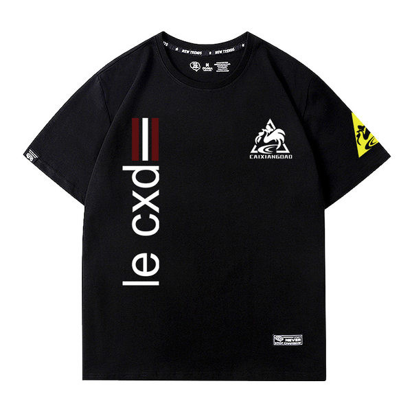 Suvine kirjade ja aplikatsiooniga T-särk