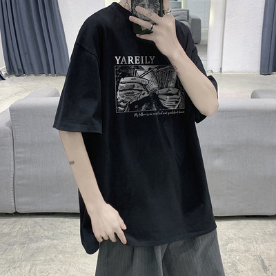 Καλοκαιρινό  ανδρικό μπλουζάκι με απλικέ και οβάλ λαιμόκοψη