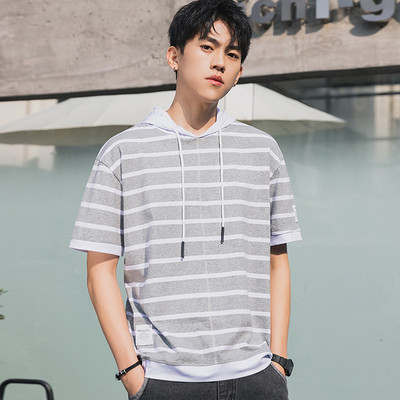 Lühikeste varrukatega kapuutsi ja lipsudega meeste T-särk