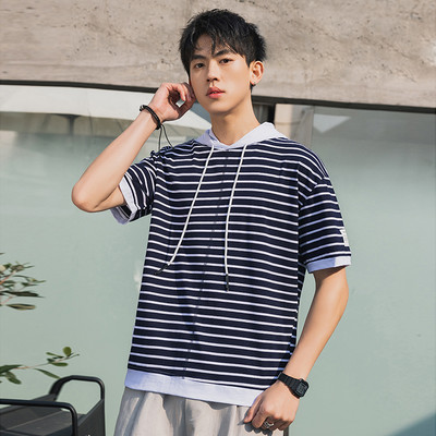 Lühikeste varrukatega kapuutsi ja lipsudega meeste T-särk